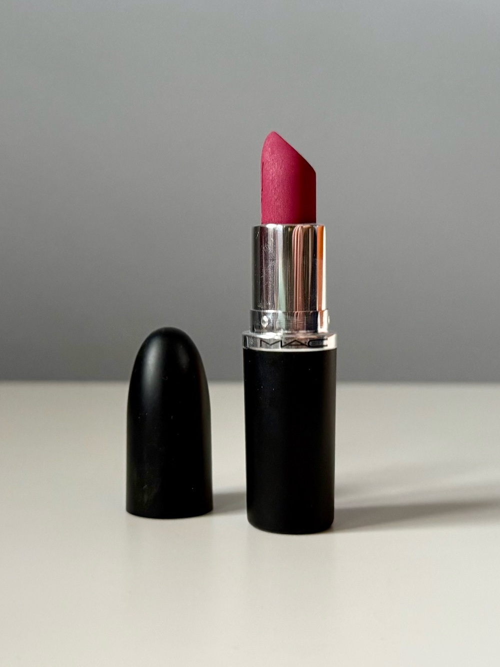MAC Cosmetics M·A·CXIMAL SILKY MATTE LIPSTICK — 689 Captive Audience (Pink Plum)
